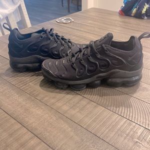 Blacked out Nike vapormax plus